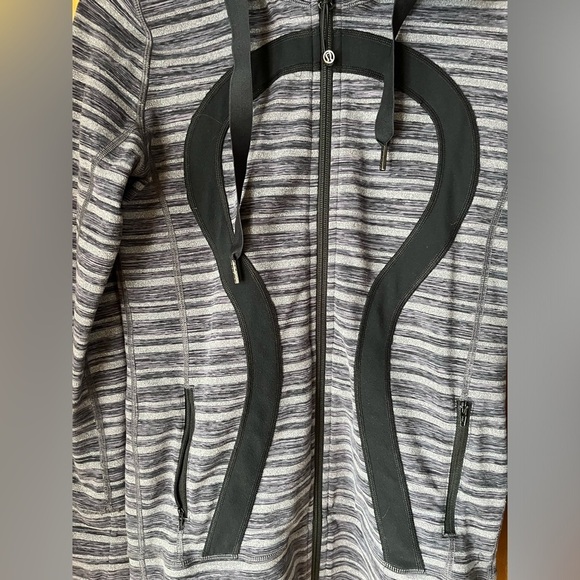 Lululemon Stride Hooded Jacket-Size: 6-Black/Gray-Zip Closure-Pre-owned, EUC - Picture 4 of 9